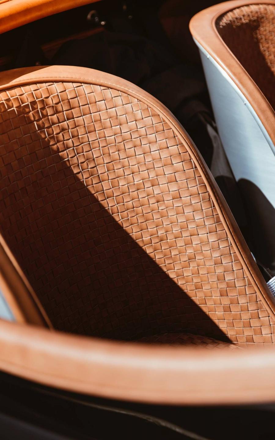Детали интерьера Jaguar XK120 Roadster by Jaguar Classic Restores 1954 года  (фото 22 из 34)